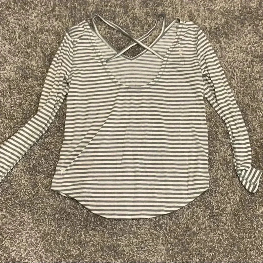 EUC Women’s Old Navy Active Long Sleeve Shirt, Size S - Picture 2 of 2